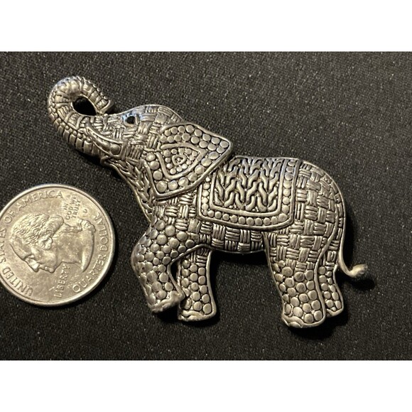 Vintage High Quality Silver Tone & Textured Elephant Brooch - Picture 3 of 4